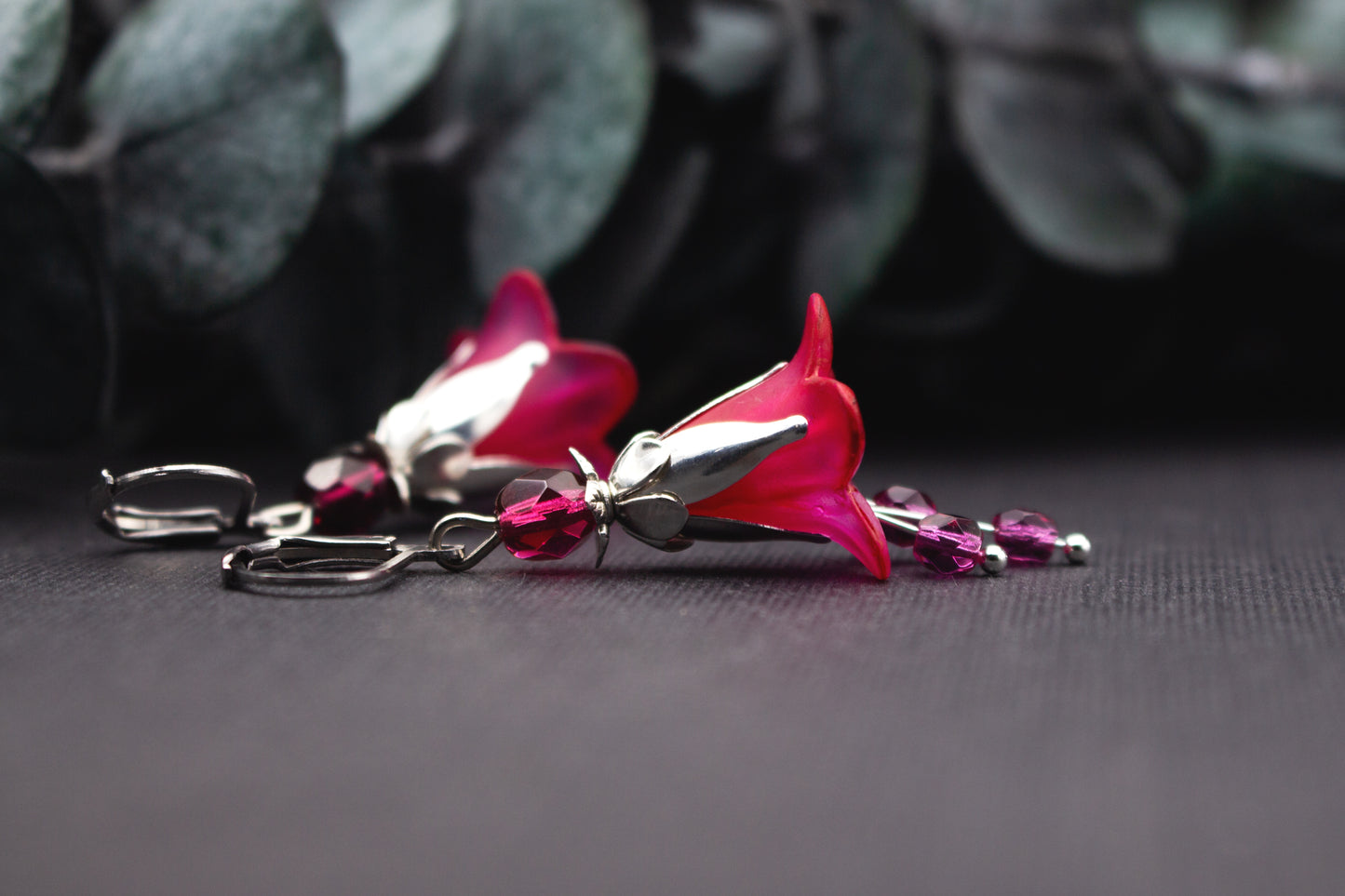 Romantische Blütenohrringe in kräftigem Pink als eleganter Schmuck für Sommer und besondere Anlässe