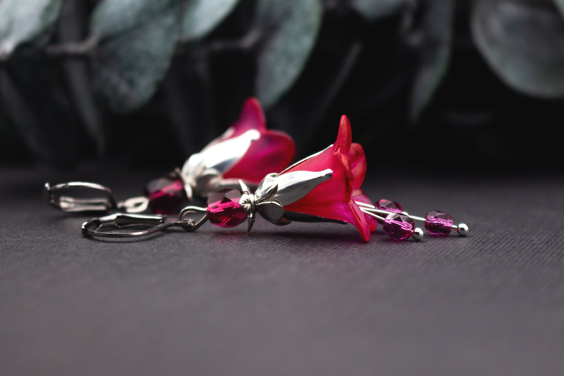 Florale Statement Ohrringe in Fuchsia Pink mit glänzenden silberfarbenen Details und beweglichen Perlen