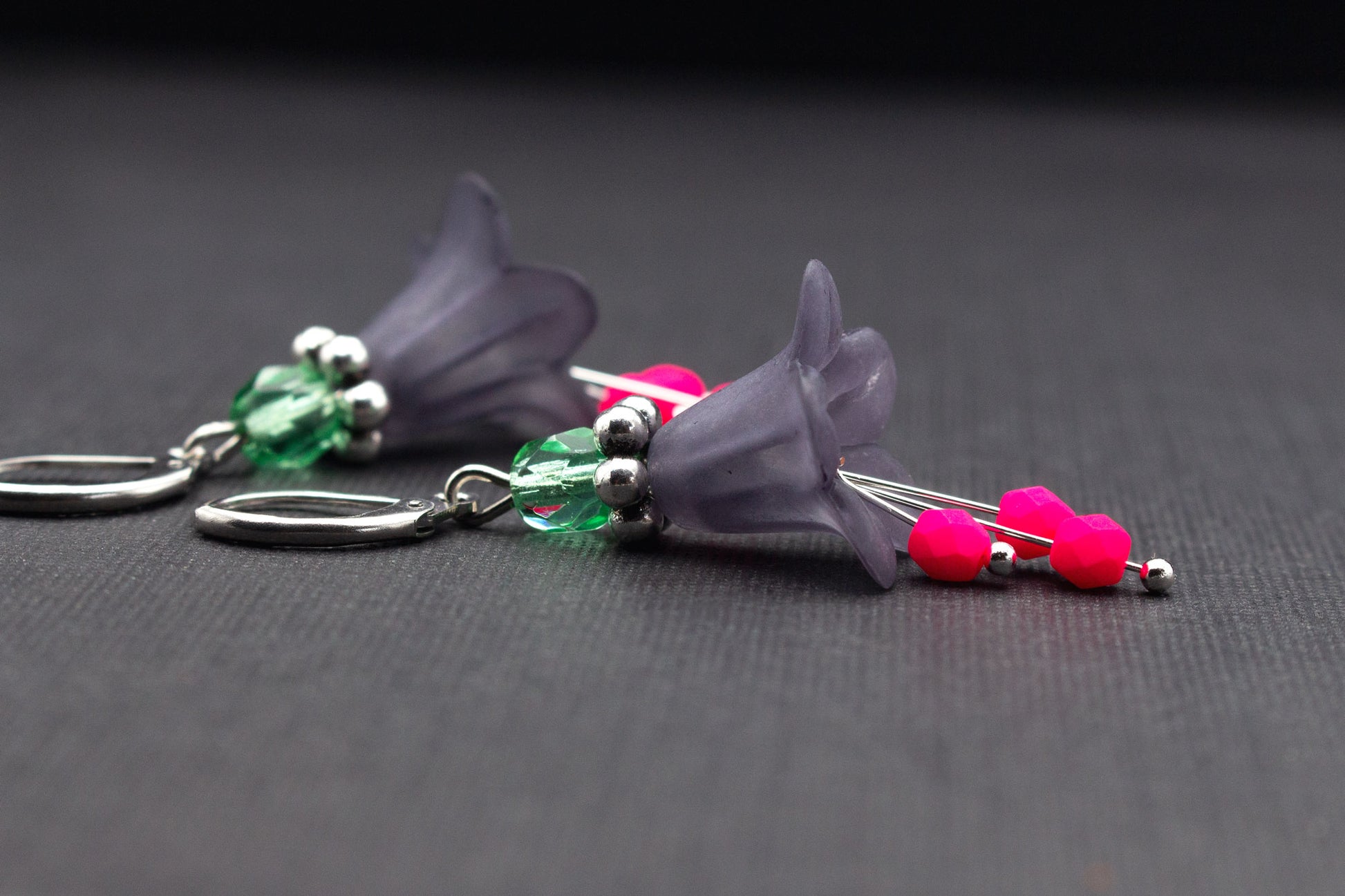 Blütenohrringe in Grau mit Glasperlen in Mint und Neonpink