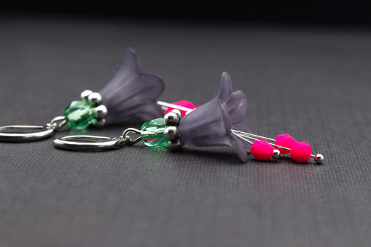 Blütenohrringe in Grau mit Glasperlen in Mint und Neonpink