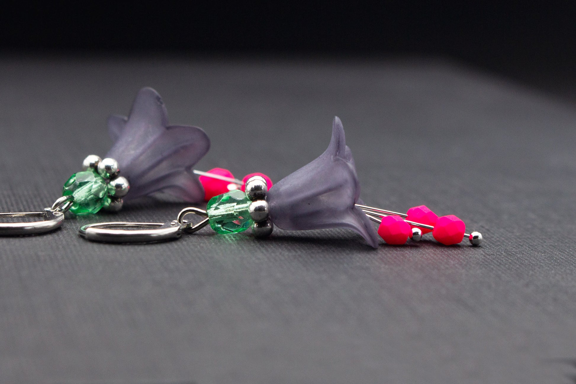 Detailansicht grauer Acrylblüten mit Glasperlen in Mint und Neonpink