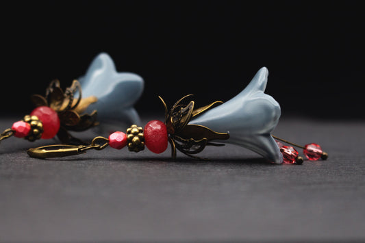 Blütenohrringe Grau mit Glasperlen Pink Rot – elegante Ohrhänger im Vintage-Stil