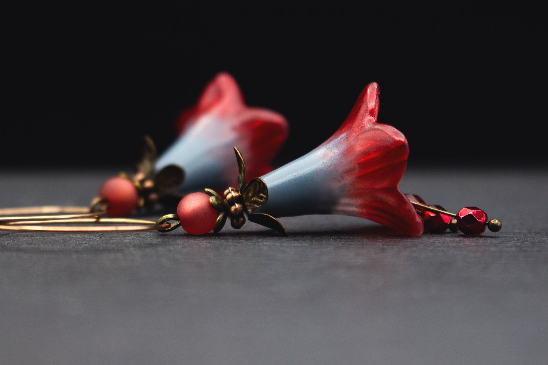 Blütenohrringe in Grau und Rot mit goldfarbenen Creolen, eleganter Ohrschmuck
