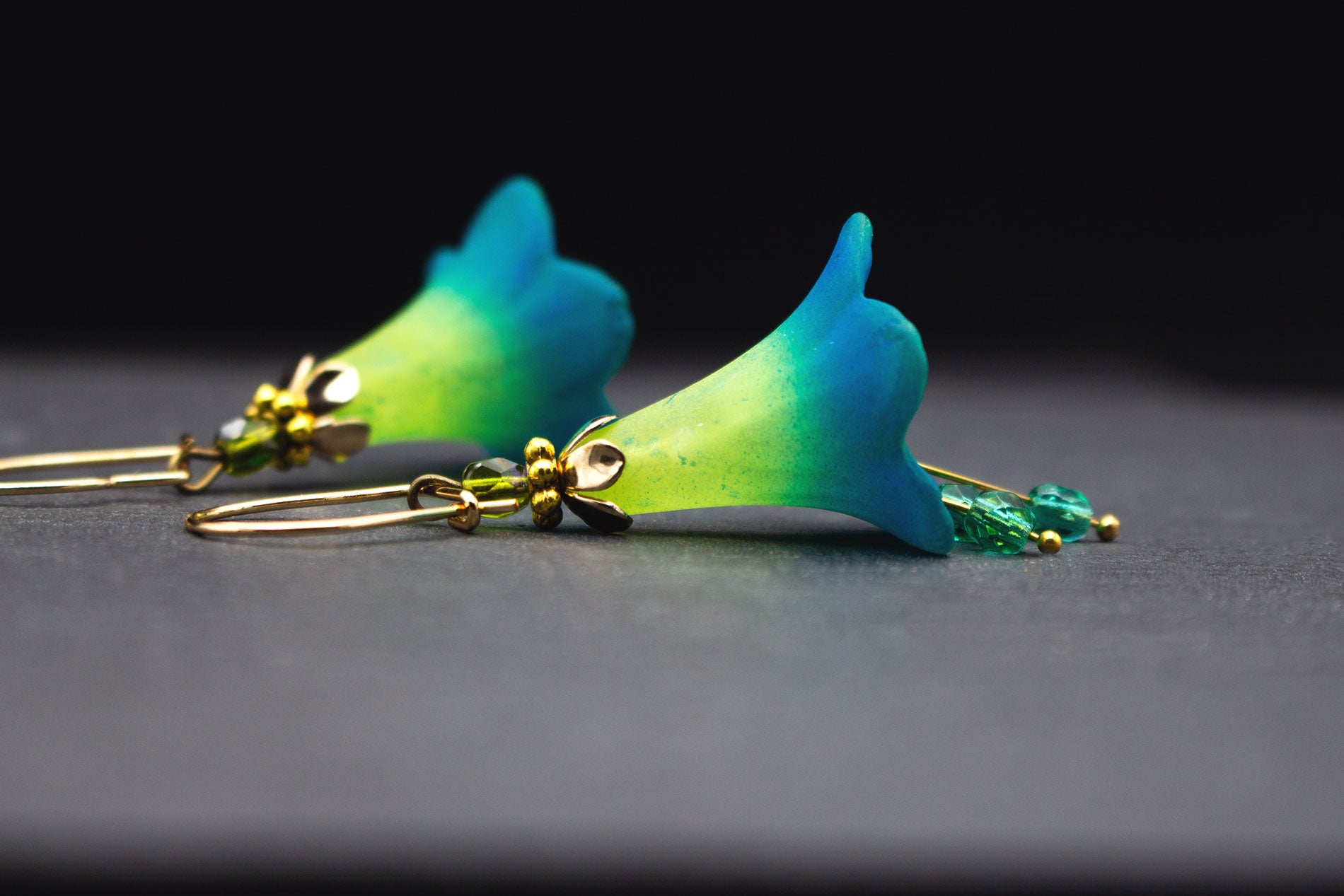 Creolen Ohrringe Grün Blau mit Glasperlen in Olivgrün und Ozeanblau – sommerlicher Schmuck