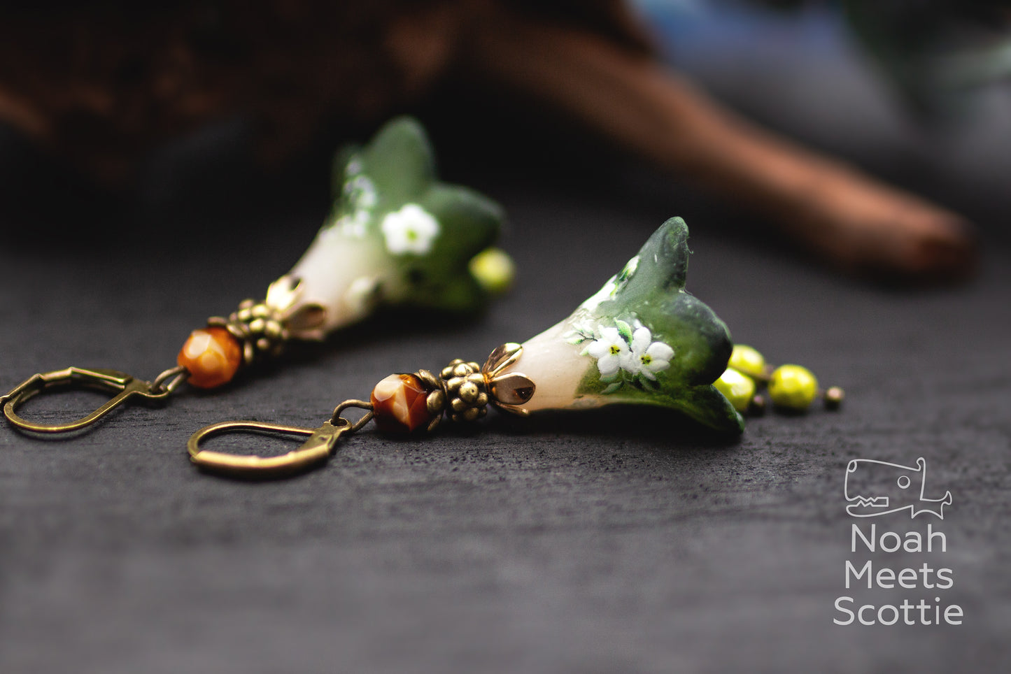 Elegante Blütenohrringe mit grünem Farbverlauf, weißen Blüten und Glasperlen als Schmuck für Boho Hochzeit und besondere Anlässe