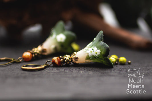 Handbemalte Blütenohrringe in Grün und Creme mit weißen Blüten, Glasperlen und bronzefarbenen Vintage Elementen