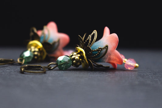Blütenohrringe handbemalt in Grün Lachsrosa mit Glasperlen – romantischer Boho Schmuck