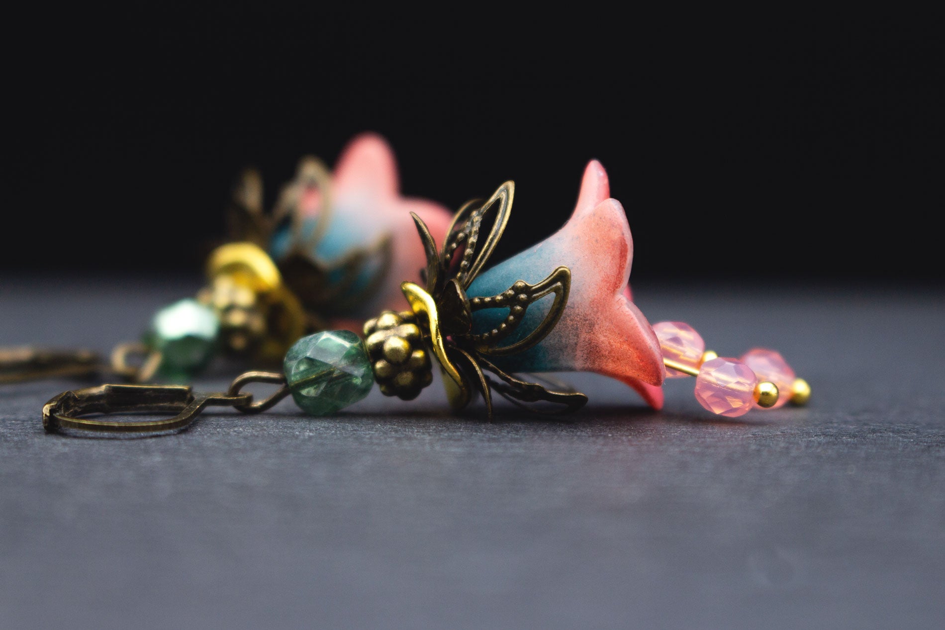 Blütenohrringe Grün Lachsrosa mit Glasperlen – floraler Schmuck romantisch verspielt