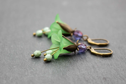 Blütenohrringe in Grün und Lila mit Glasperlen – romantischer Ohrschmuck im Vintage-Stil