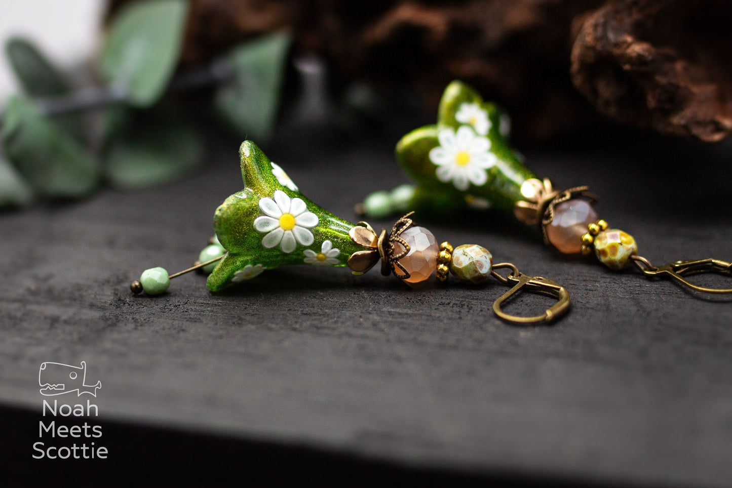 Nahaufnahme der schimmernden grünen Blüten mit weißen Margeriten und handbemalter Oberfläche.