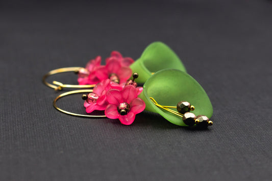 Blütenohrringe in Grün und Pink mit Glasperlen – romantische Creolen in Gold