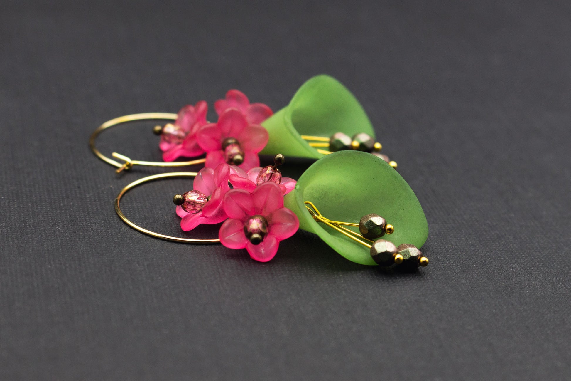 Ohrhänger mit pinkfarbenen Blüten und grünen Details – eleganter Schmuck mit Glasperlen