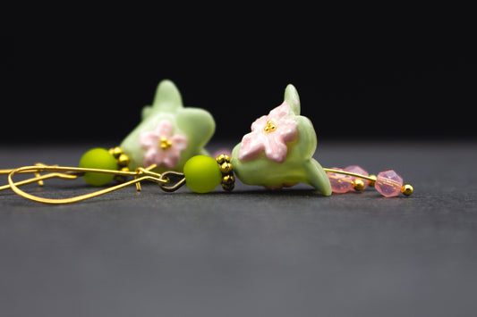 Blütenohrringe in Grün und Rosa mit Glasperlen – romantischer Ohrschmuck für Damen