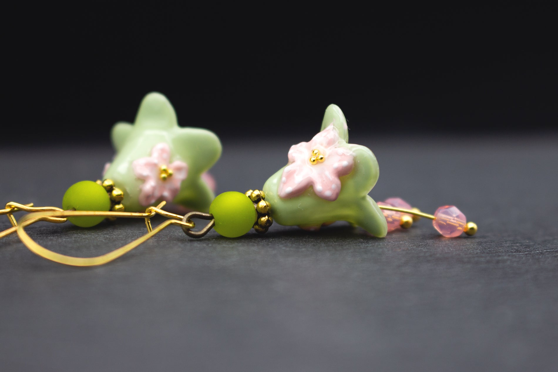 Verspielte Blütenohrringe in Grün Rosa mit goldfarbenen Details – eleganter Schmuck