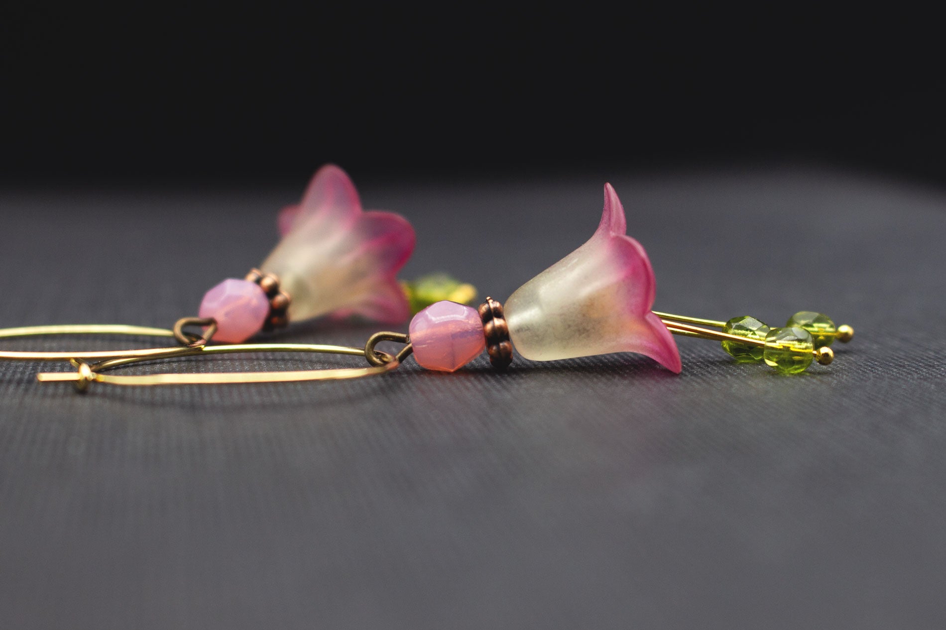 Blütenohrringe in Grün mit Rosa – goldfarbene Glockenblumen Creolen