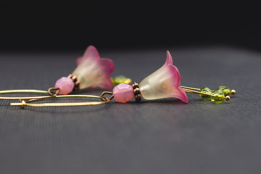 Blütenohrringe in Grün mit Rosa – goldfarbene Glockenblumen Creolen