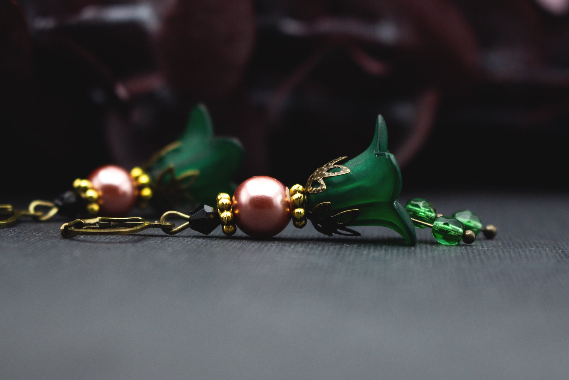 Blütenohrringe in Smaragdgrün und Rosé mit goldenen Details – elegant und edel