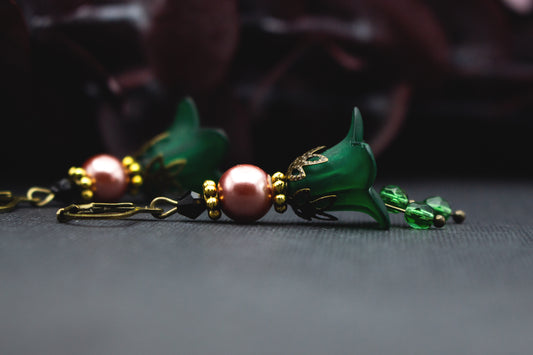 Blütenohrringe in Smaragdgrün und Rosé mit goldenen Details – elegant und edel