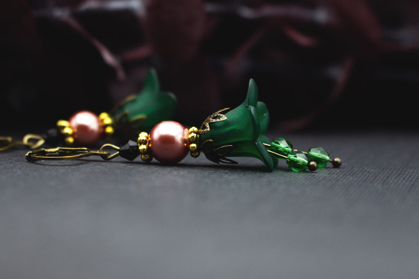 Florale Ohrringe Grün Rosé mit Glasperlen und schwarzen Akzenten im Vintage-Stil