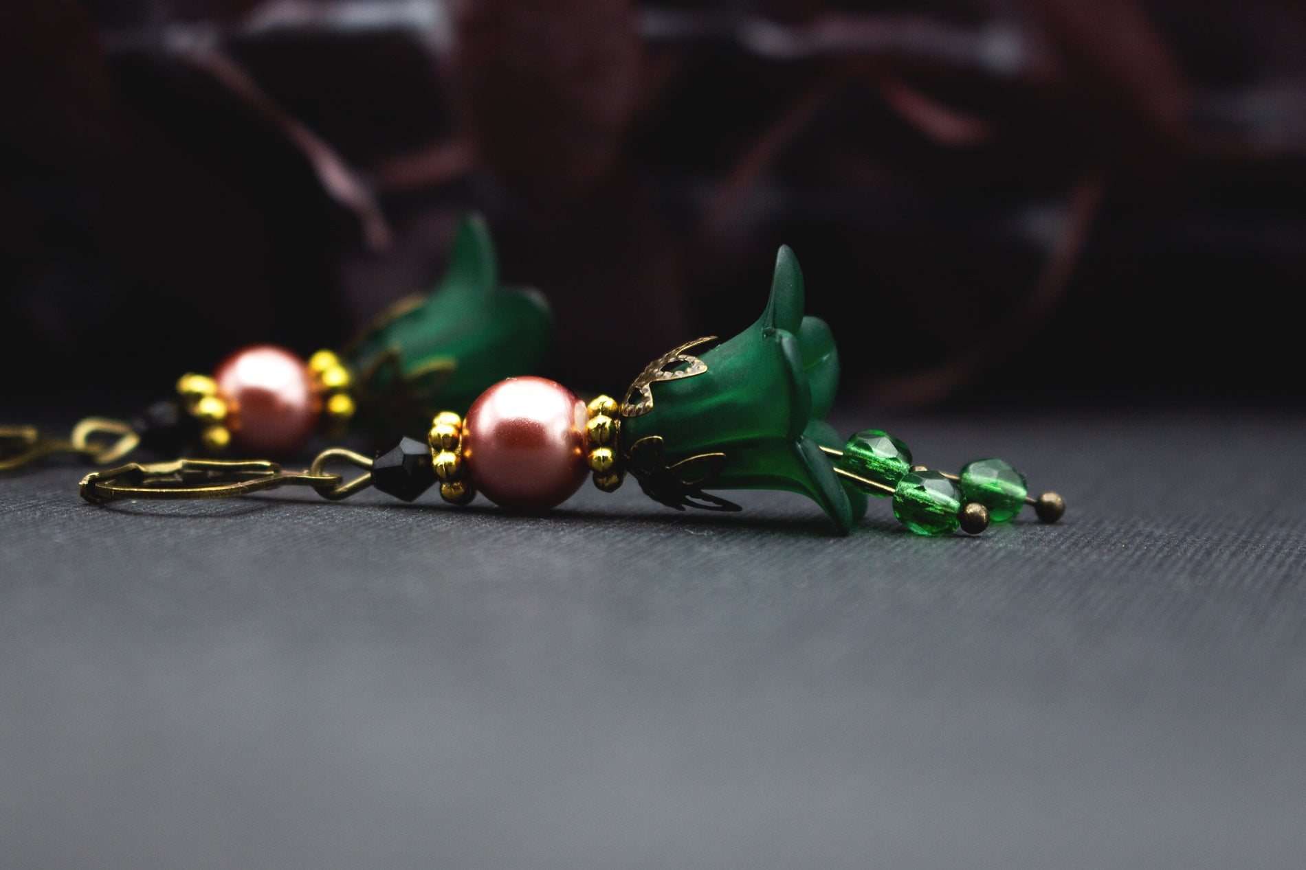 Florale Ohrringe Grün Rosé mit Glasperlen und schwarzen Akzenten im Vintage-Stil