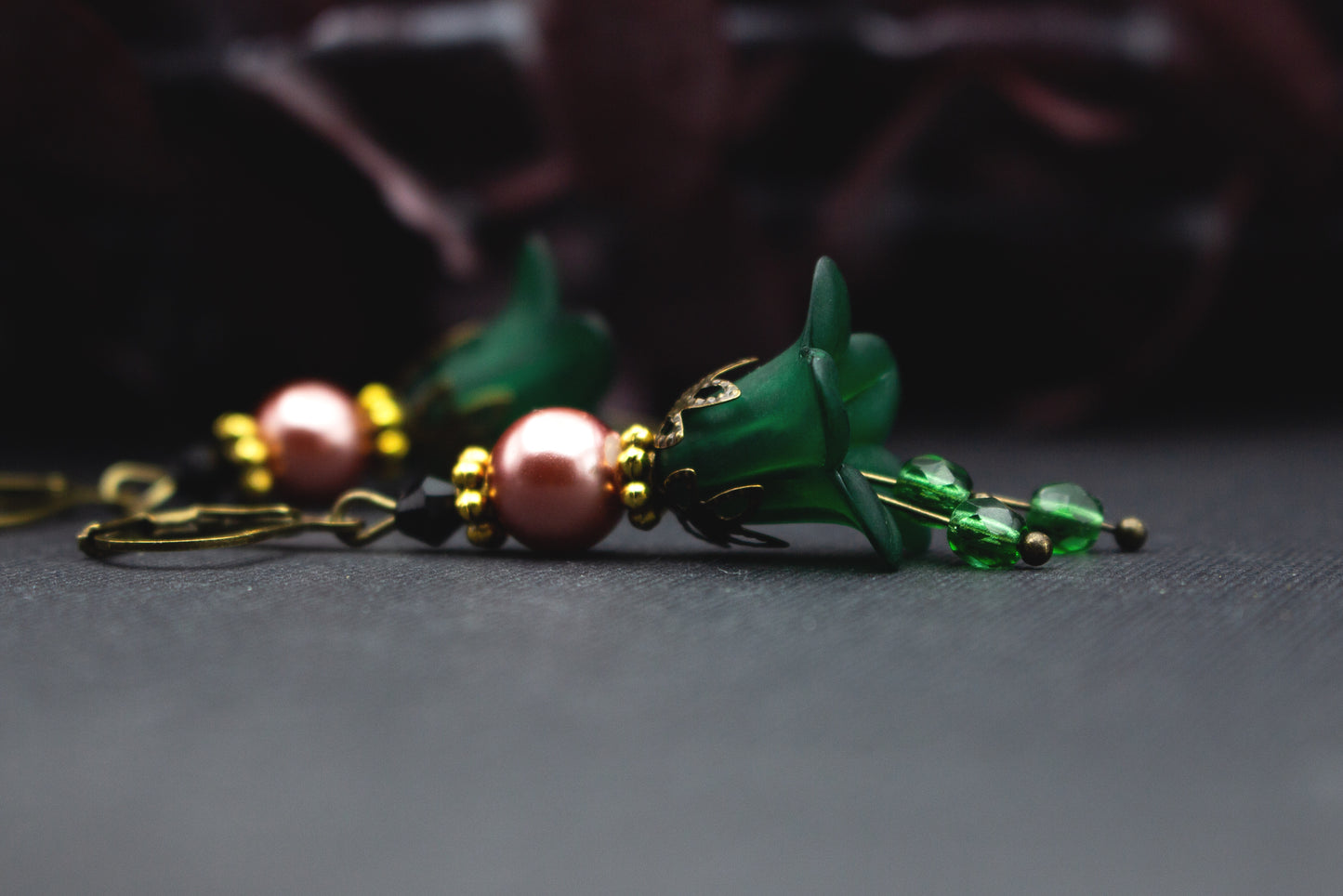 Handgefertigte Ohrringe in Grün und Rosé mit Goldelementen und Glasperlen