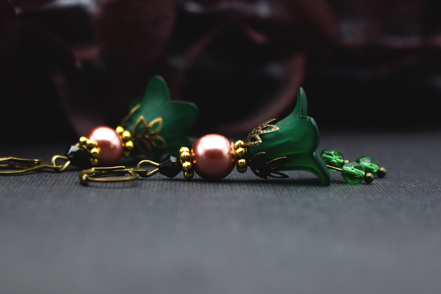 Elegante Ohrringe mit grünen Blüten und Roséperlen – stilvoller Schmuck für besondere Anlässe