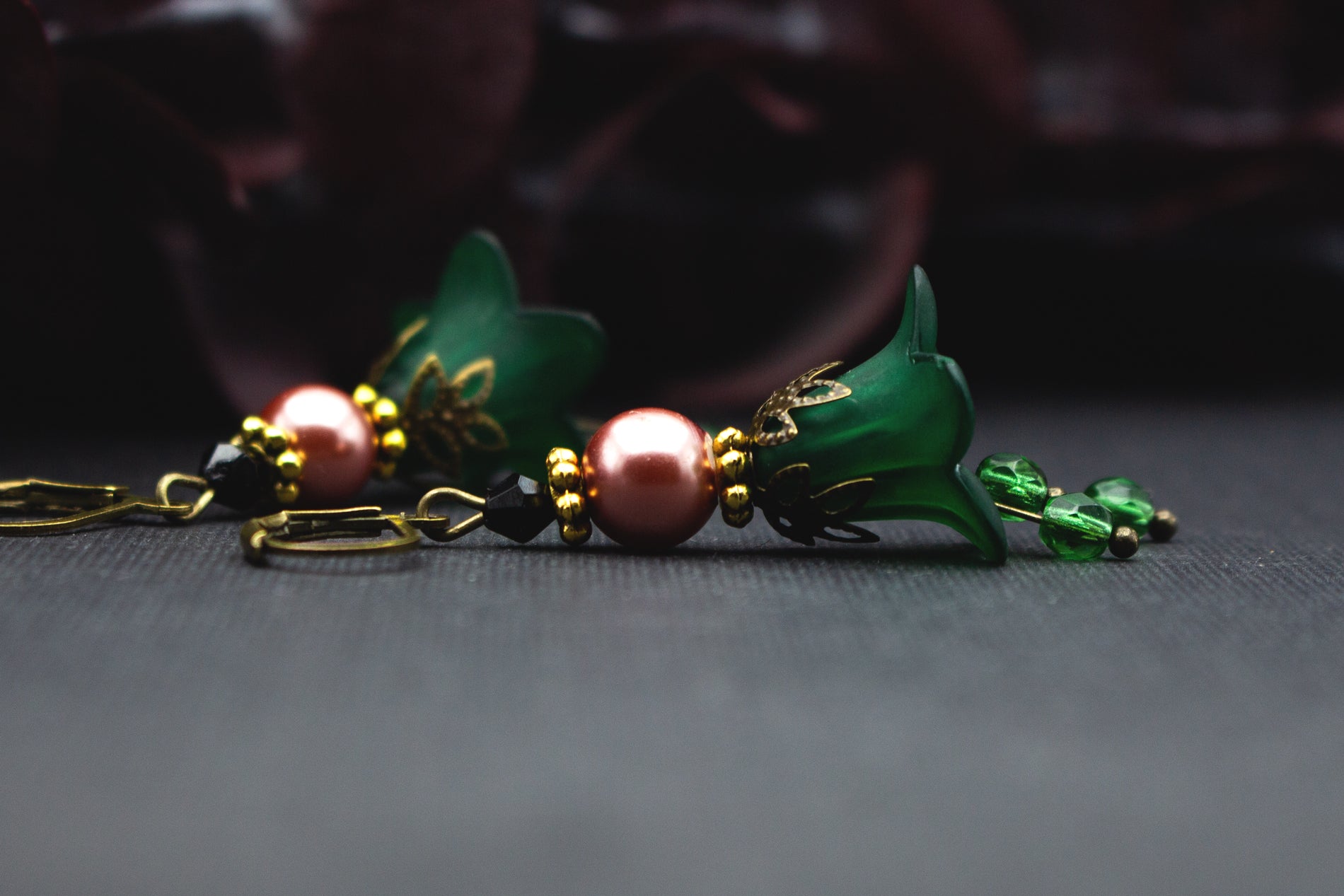 Elegante Ohrringe mit grünen Blüten und Roséperlen – stilvoller Schmuck für besondere Anlässe