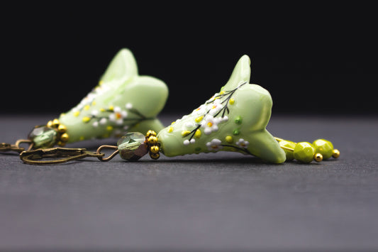 Blütenohrringe in Grün Weiß mit Glasperlen – romantischer Schmuck im Vintage-Stil