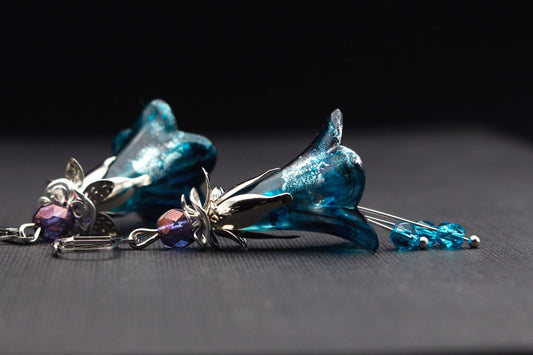Handbemalte Blütenohrringe in Blau, Lila und Silber mit Glasperlen