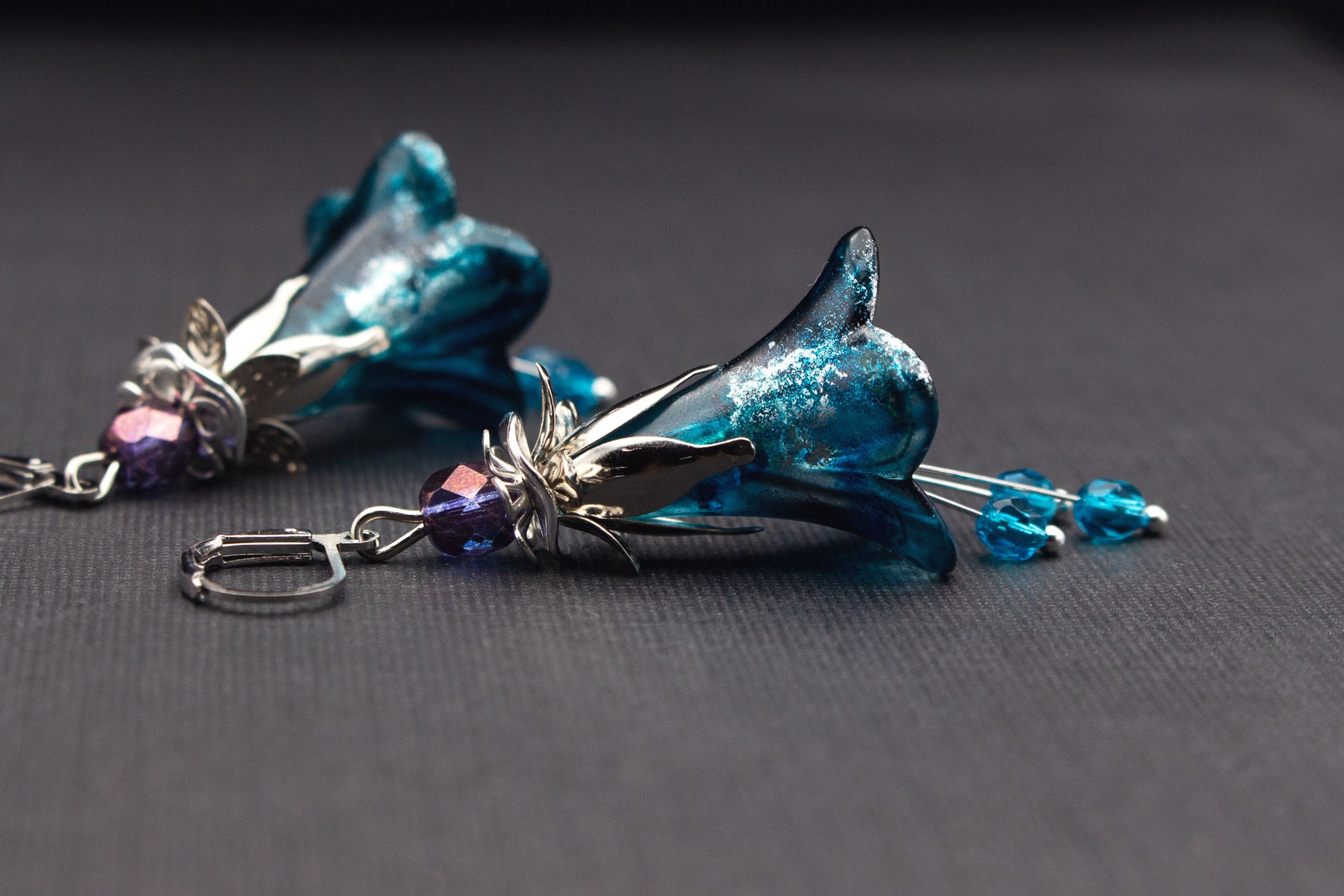 Elegante Ohrringe mit handbemalten Blüten in Blau, Lila und Silber