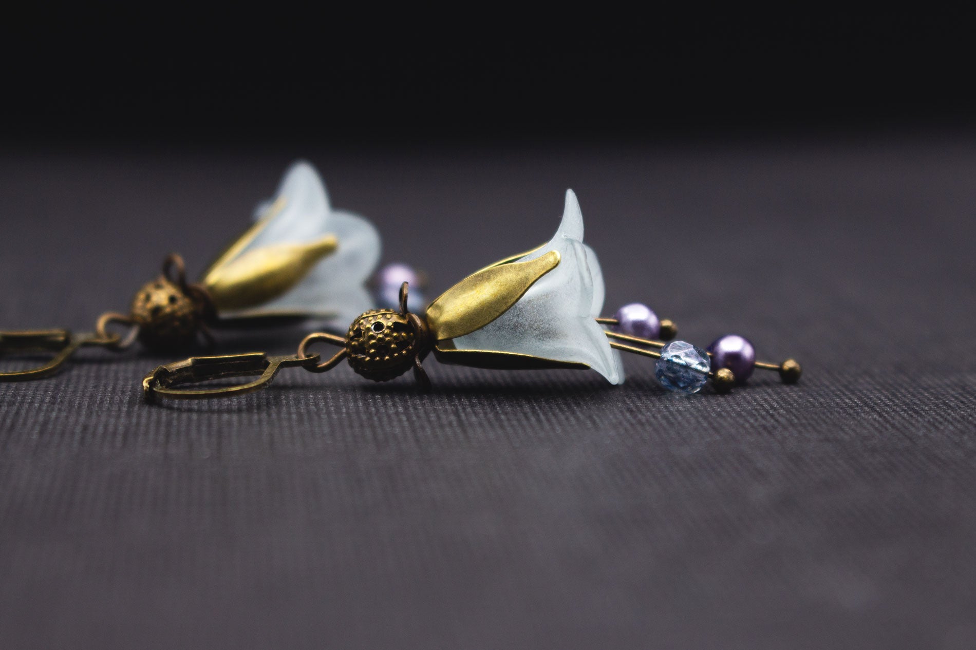 Hellblaue Blütenohrringe mit anthrazitfarbenen und lila Perlen – romantischer Schmuck