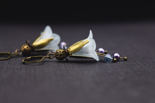 Hellblaue Blütenohrringe mit anthrazitfarbenen und lila Perlen – romantischer Schmuck