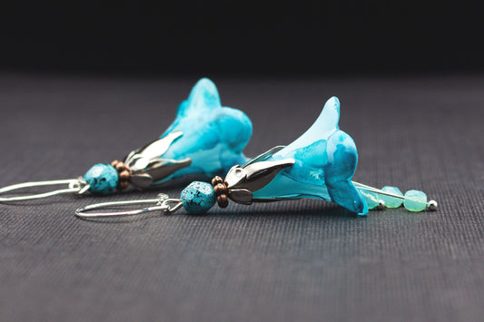 Blütenohrringe Hellblau Türkis mit Glasperlen – handbemalter Schmuck elegant