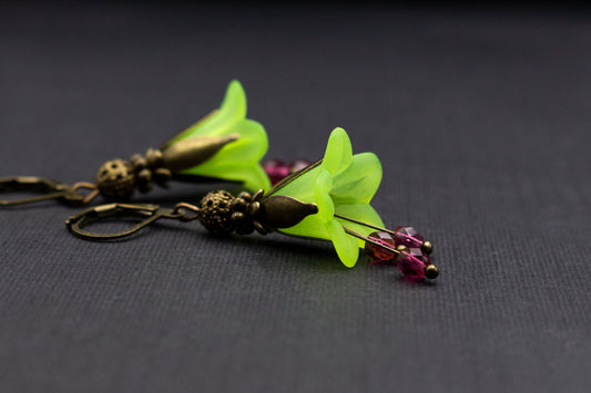 Blütenohrringe in Hellgrün und Fuchsia mit Glasperlen – verspielter Boho Schmuck