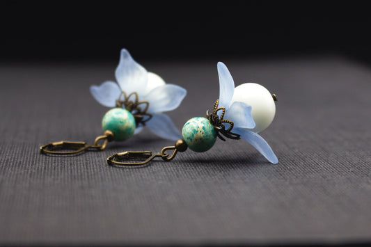 Blütenohrringe Himmelblau Weiß mit Glasperlen – romantischer Schmuck Boho Vintage