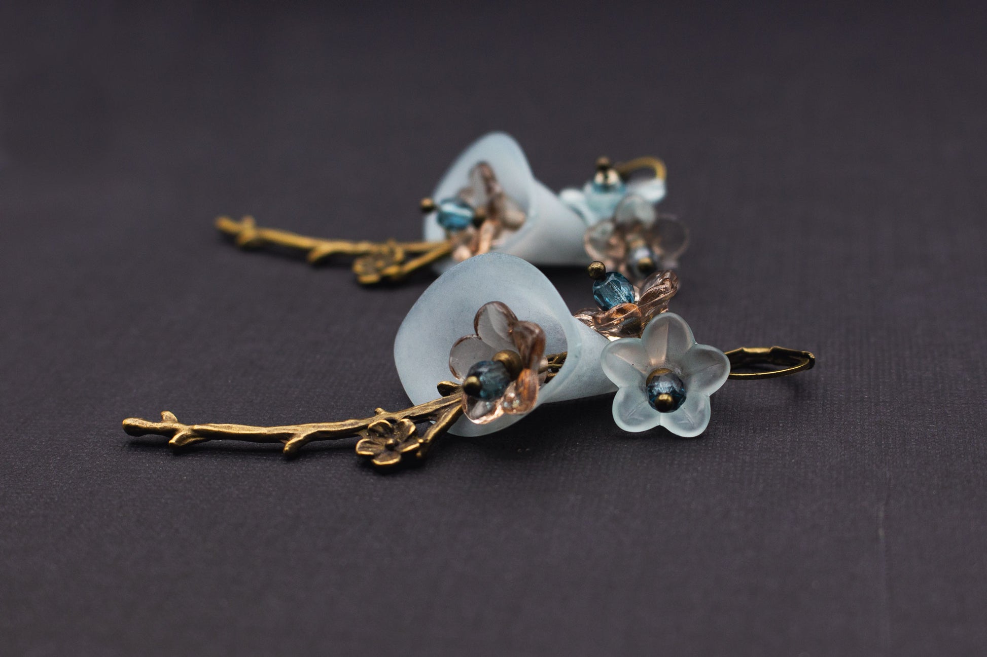Blütenohrringe mit Kirschblüten in Hellblau und Eisblau – floraler Schmuck in Gold