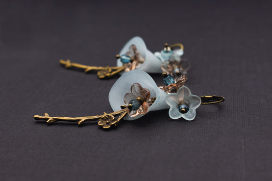 Blütenohrringe mit Kirschblüten in Hellblau und Eisblau – floraler Schmuck in Gold