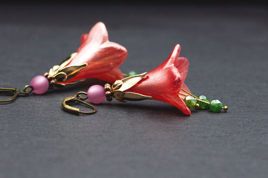 Blütenohrringe in Lachsrot mit Glitzer und Glasperlen – romantischer Ohrschmuck in Violett und Grün