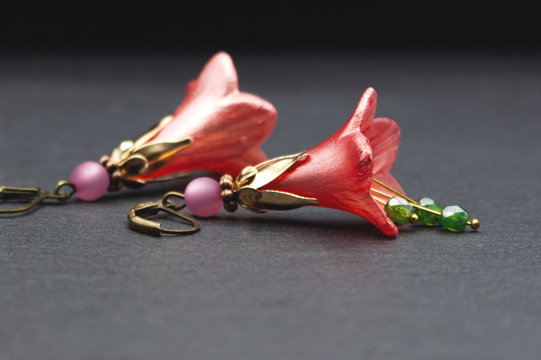 Romantische Blütenohrringe Lachsrot mit Violett und Grün – eleganter Ohrschmuck mit Glitzereffekt