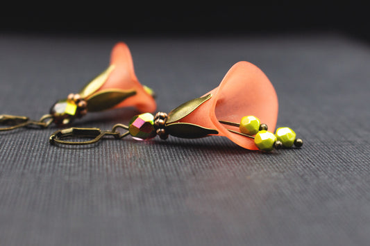 Blütenohrringe Lachsrot Olivgrün mit Glasperlen – eleganter Schmuck Boho Vintage