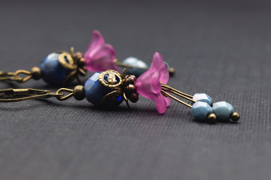 Blütenohrringe Lila Blau mit Glasperlen – romantischer Boho Schmuck Vintage