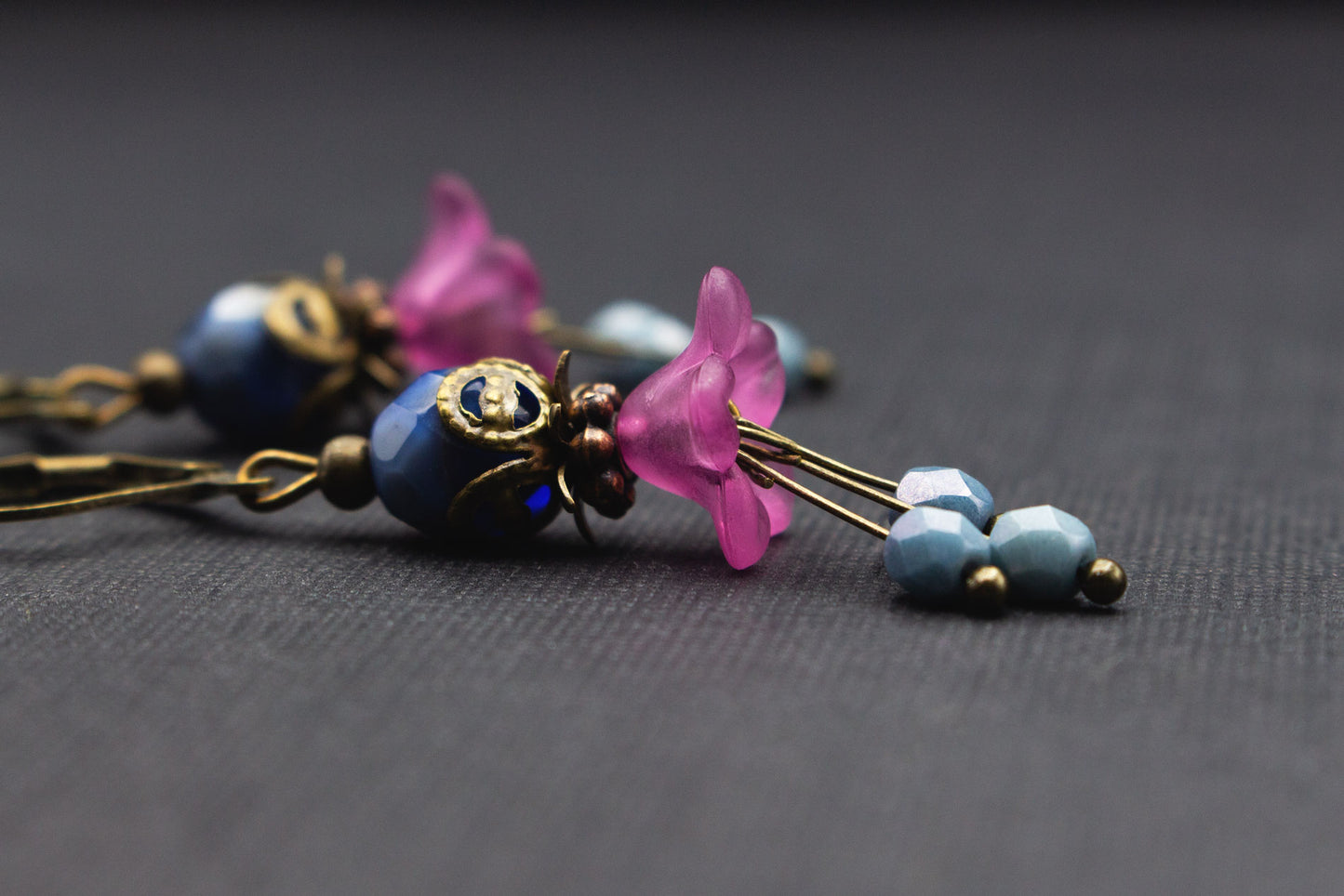 Handbemalte Blütenohrringe Lila Blau Rauchblau – floraler Ohrschmuck verspielt