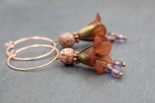 Blütenohrringe in Lila und Braun mit Glasperlen – romantische Creolen in Antik-Bronze
