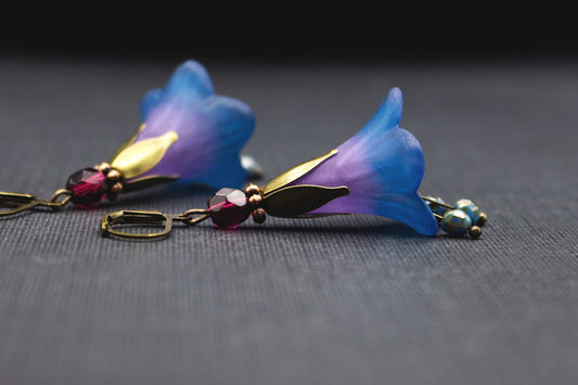 Blütenohrringe in Lila und Dunkelblau mit Glasperlen – romantischer Schmuck