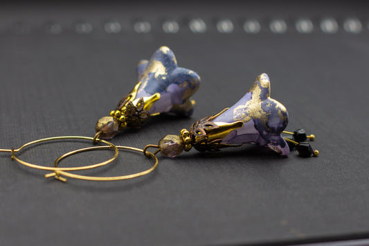 Blütenohrringe in Lila und Flieder mit Glasperlen – handbemalte Creolen in Gold