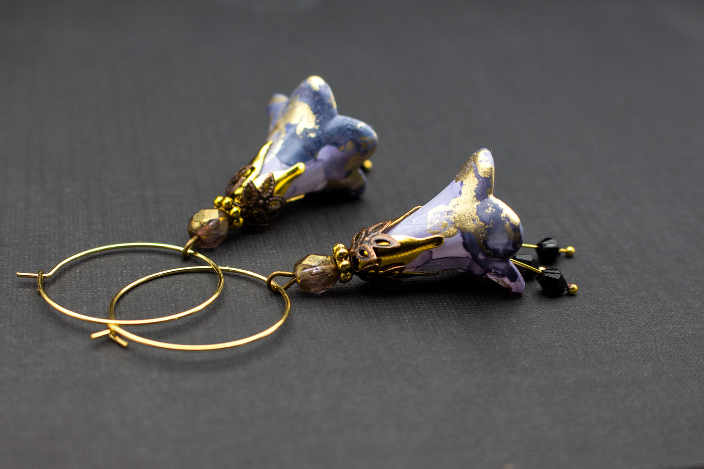 Ohrhänger mit handbemalten Blüten in Lila Flieder – eleganter Schmuck mit Glasperlen