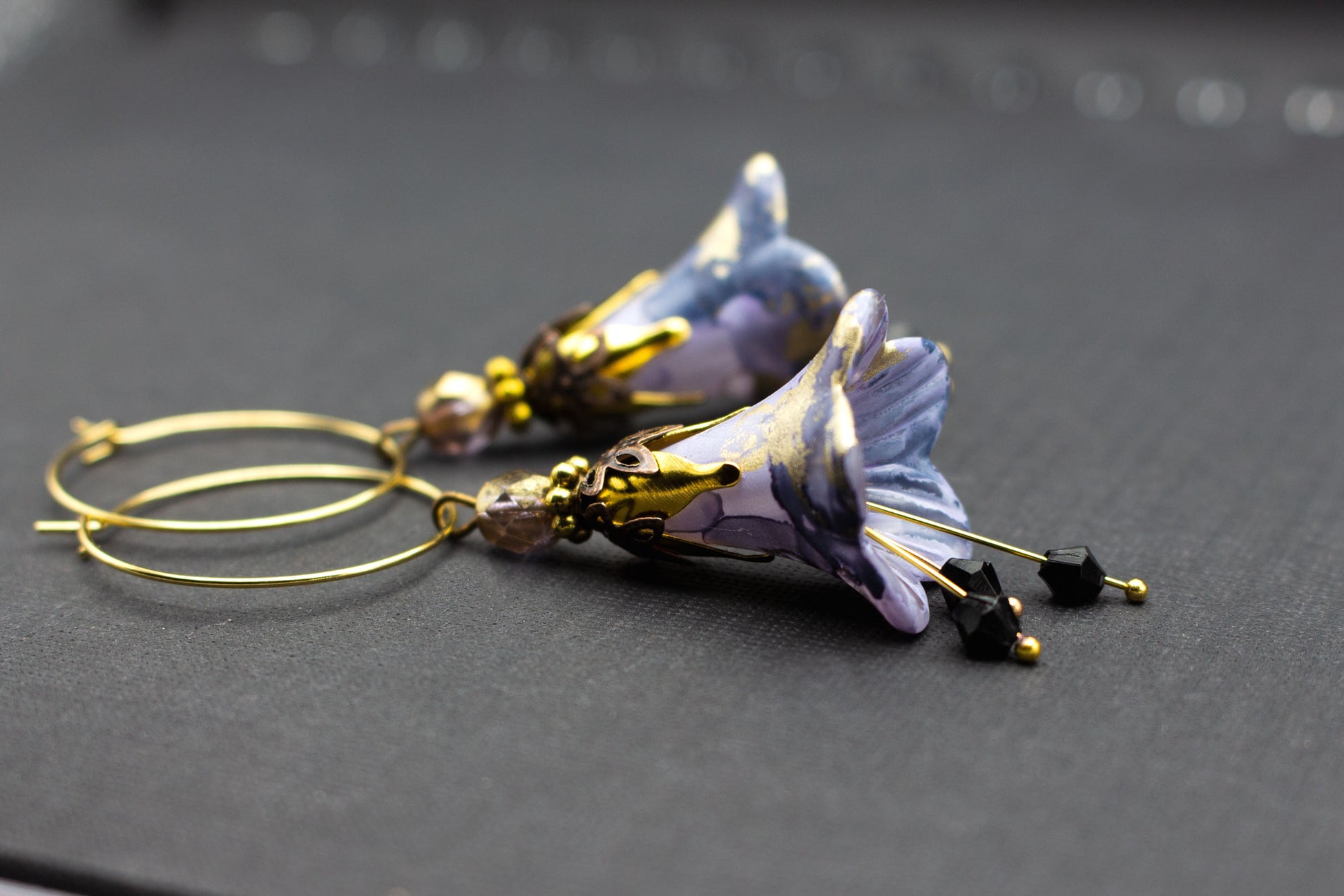 Creolen mit Blüten in Lila und Flieder – kunstvoll handbemalter Schmuck in Gold