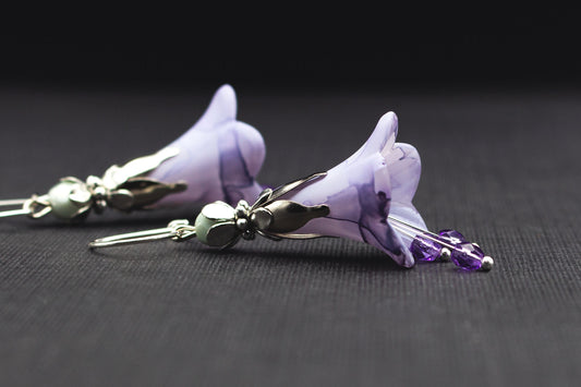 Blütenohrringe in Lila und Flieder mit handbemalten Acryl-Glockenblumen – Vorderansicht