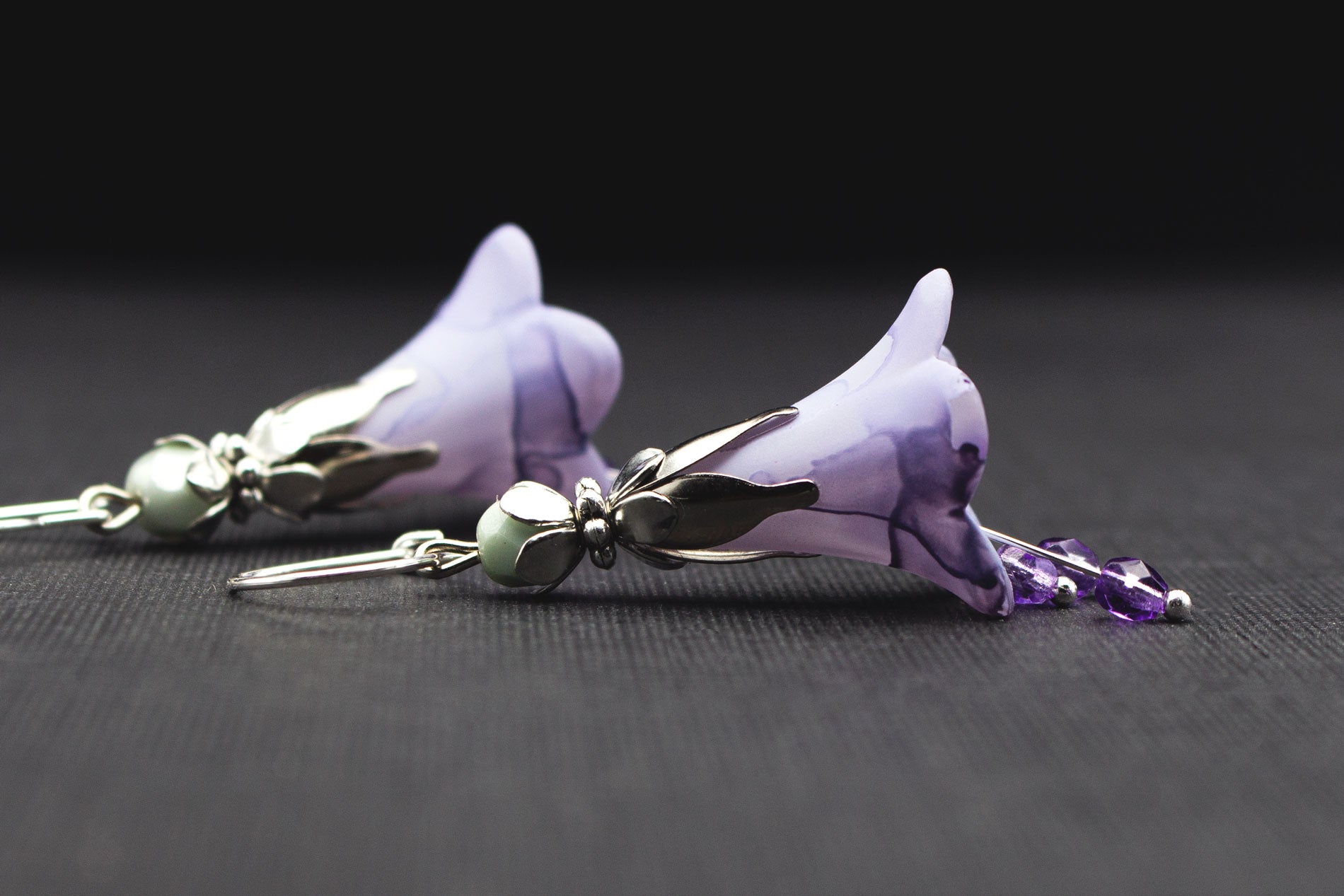 Detailaufnahme der handbemalten Acryl-Glockenblumen in Lila und Flieder mit Glasperlen