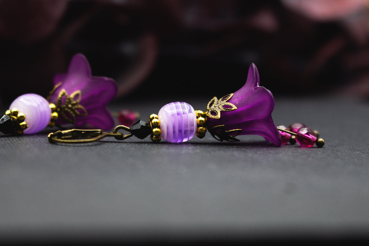 Blütenohrringe in Lila und Flieder mit Glasperlen und goldenen Details